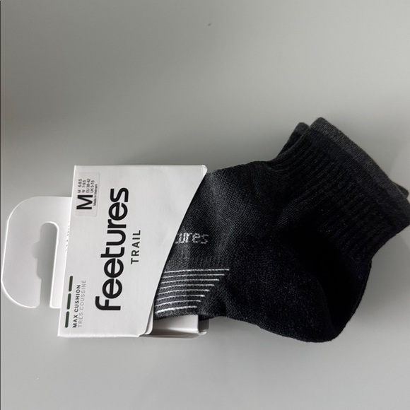 Feetures Trail Max Cushion Quarter Socks in Charcoal Medium - Picture 1 of 8
